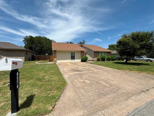 Building Photo - 710 Andover Dr