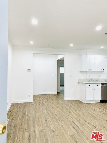 Foto del edificio - 5263 Riverton Ave