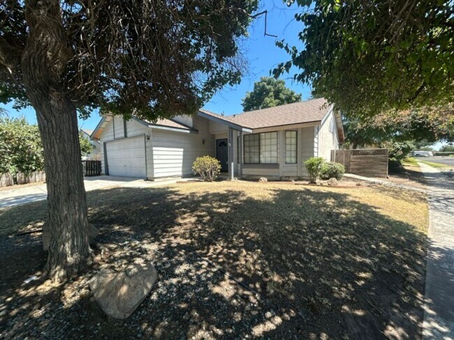 Foto del edificio - 3 bedroom 2 bathroom in Desirable SW Visalia!