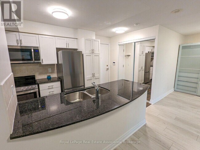 Photo du bâtiment - 2121 Lake Shore Blvd W
