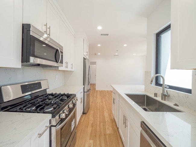 kitchen - 10618 Ayres Ave