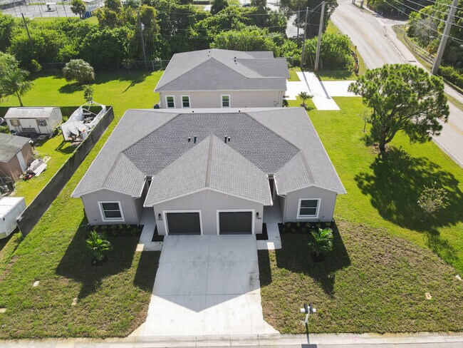 Foto del edificio - 1388 NW Charlie Green Dr