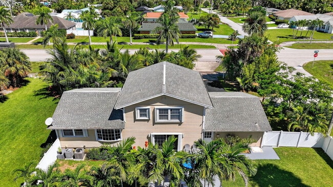 Building Photo - 2025 S Ocean Dr