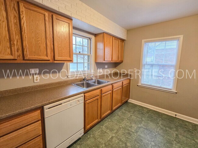 Foto del edificio - 3 bedroom brick home in the Waveland park area