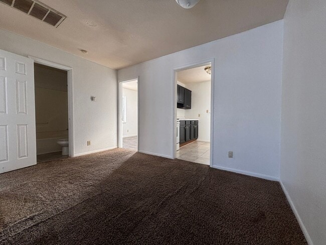 Foto del edificio - 2 bedroom 1 bath duplex available now