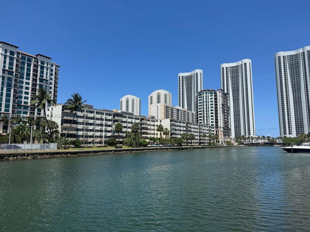 Foto principal - 300 Bayview Dr