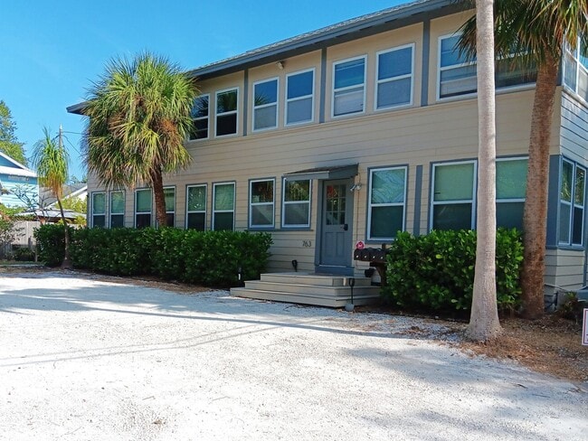 Building Photo - So darn cute - large studio close to downtown St Pete