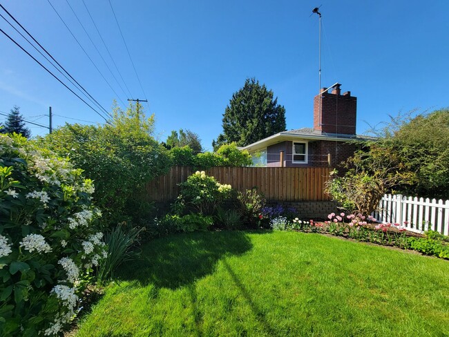 Building Photo - Gorgeous 3 bedroom home in Manette - close...
