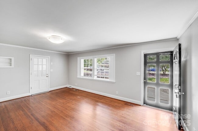 Building Photo - 2417 Laburnum Ave