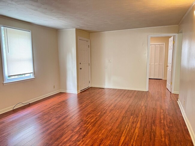 Building Photo - Lovely 3 Bdr/1 Ba Home, tucked away yet ST...