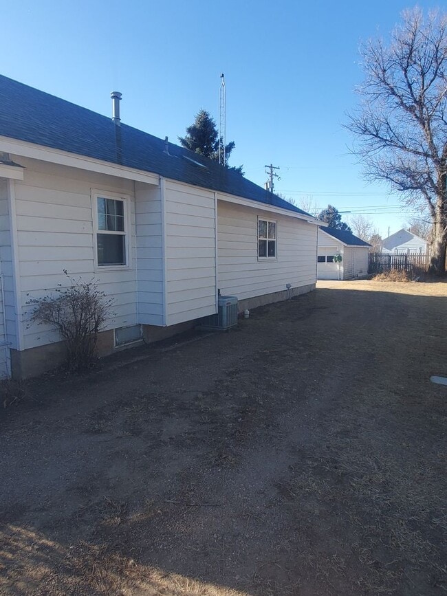 Building Photo - Charming 3B/1B With Plenty of Space Availa...