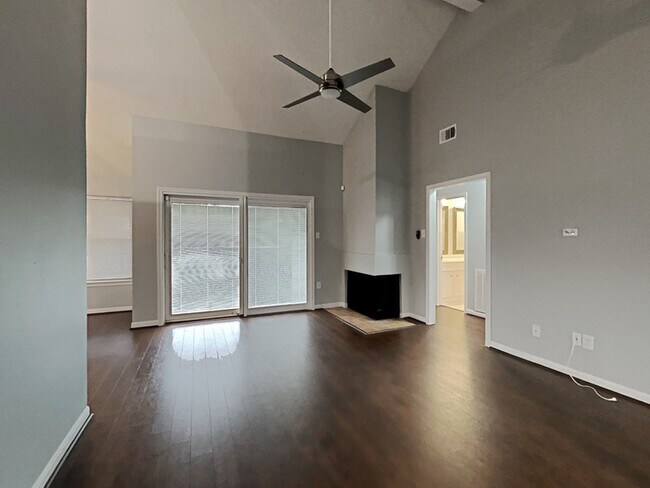 Foto del edificio - 16031 Hidden Acres Dr