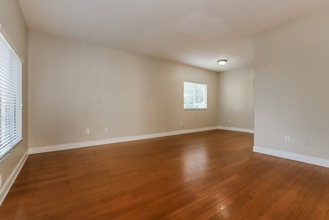 Building Photo - 4 Bedroom Tampa Home