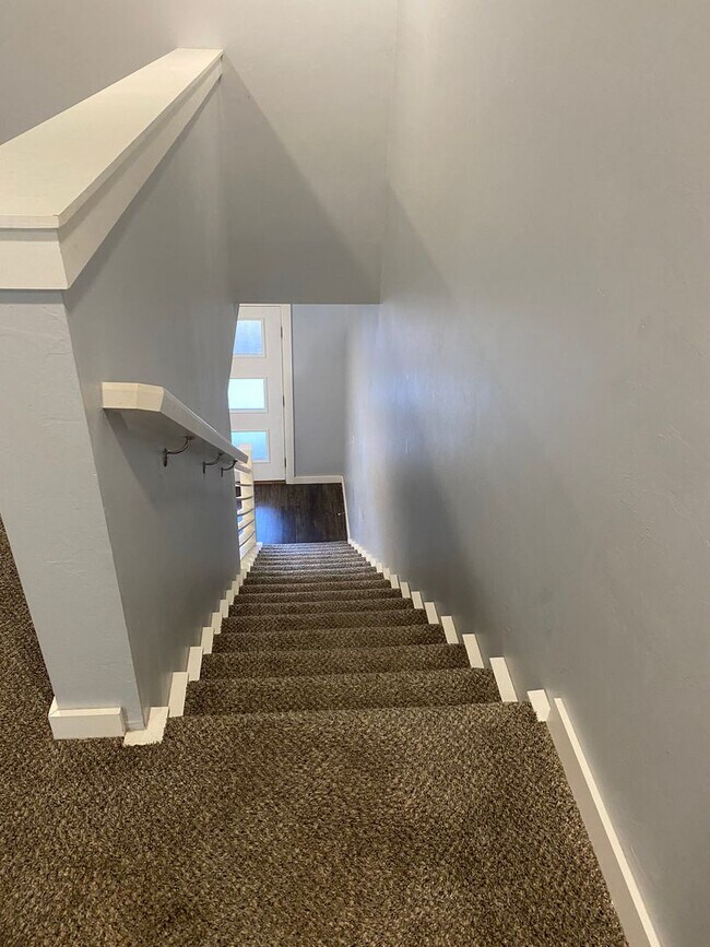 Building Photo - 1/2 off 1st month 3 bedroom, 2.5 bathroom,...