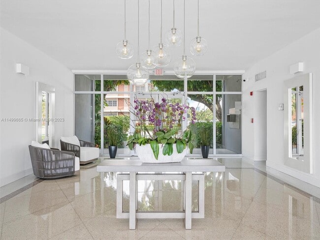 Foto del edificio - 9381 E Bay Harbor Dr