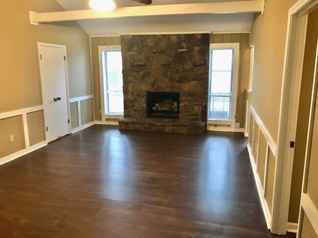 Building Photo - SantaValleySt2990