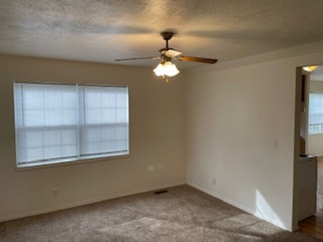 Building Photo - 3 Bedroom, 2 Bathroom Duplex!