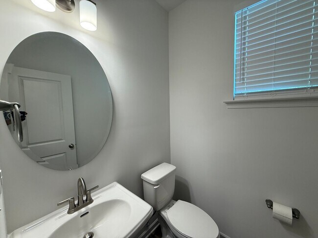 Building Photo - Brand New Townhome Minutes from uptown Cha...