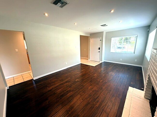 Foto del edificio - 316 W Walnut Ave