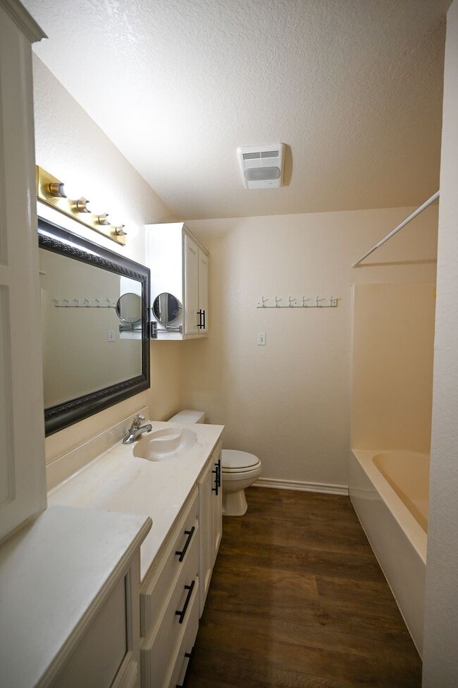 Building Photo - 506 Valleyridge Ct