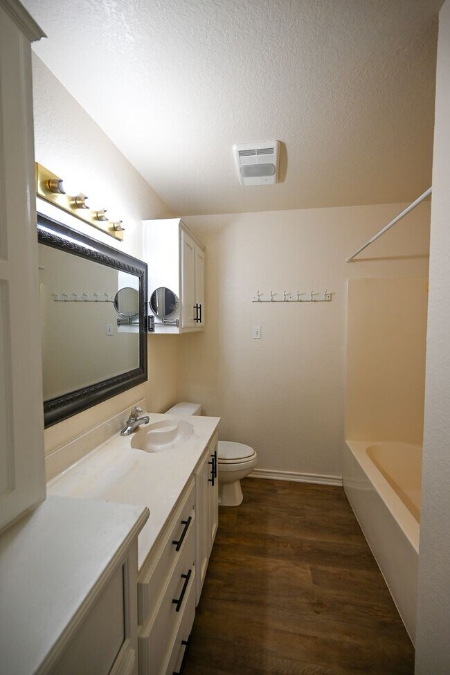Foto del edificio - 506 Valleyridge Ct
