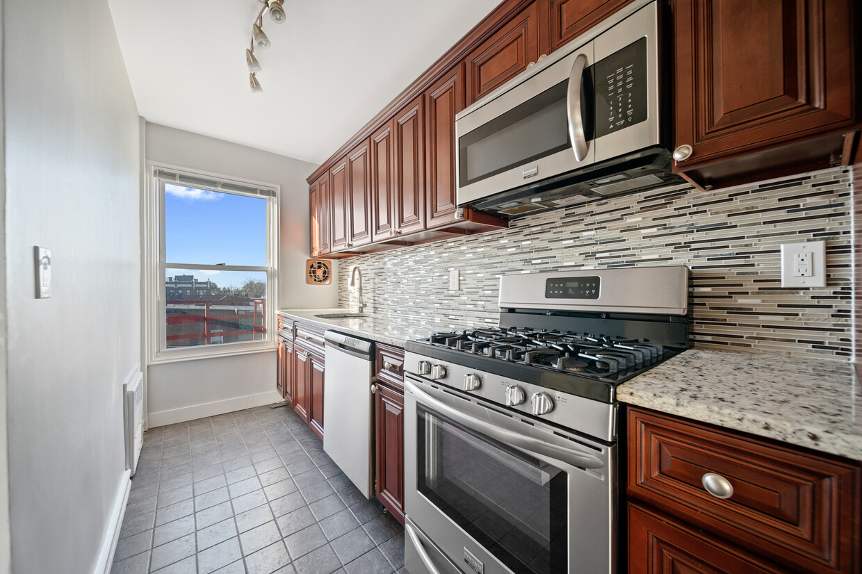 Primary Photo - 154 Bowers St