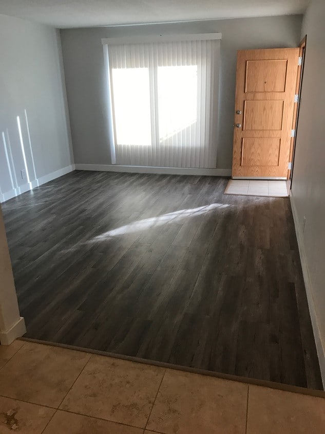 Foto principal - 10214 Darby Ave