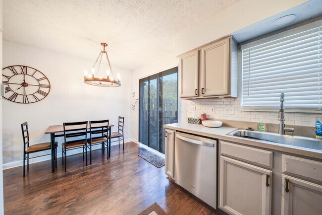 Foto del edificio - 964 Charleston Way Dr