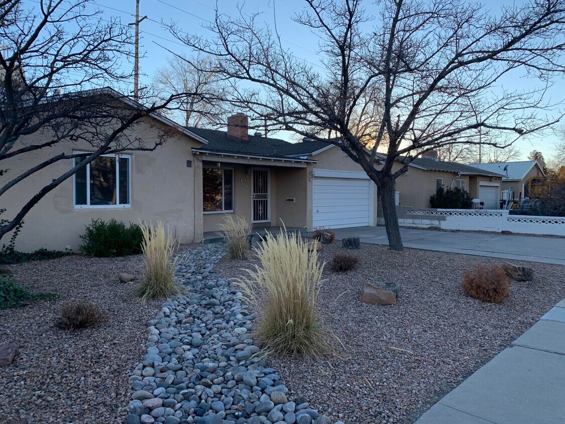 Foto principal - 3922 Mesa Verde Ave NE