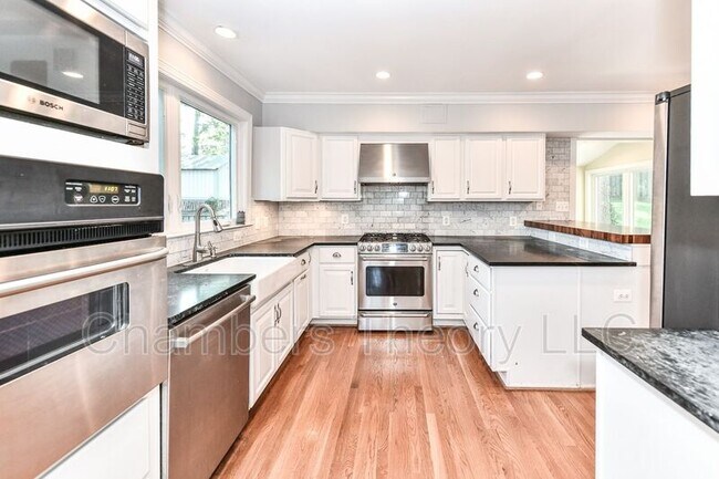 Foto del edificio - 6911 Elm Dr