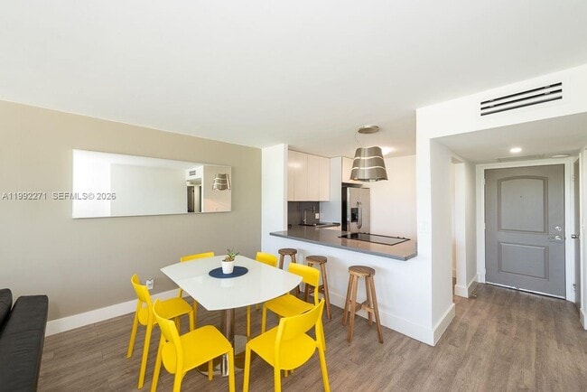 Building Photo - 100 Bayview Dr