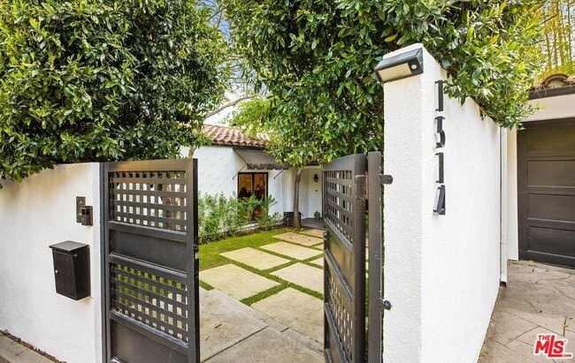 Building Photo - 1514 Sunset Plaza Dr