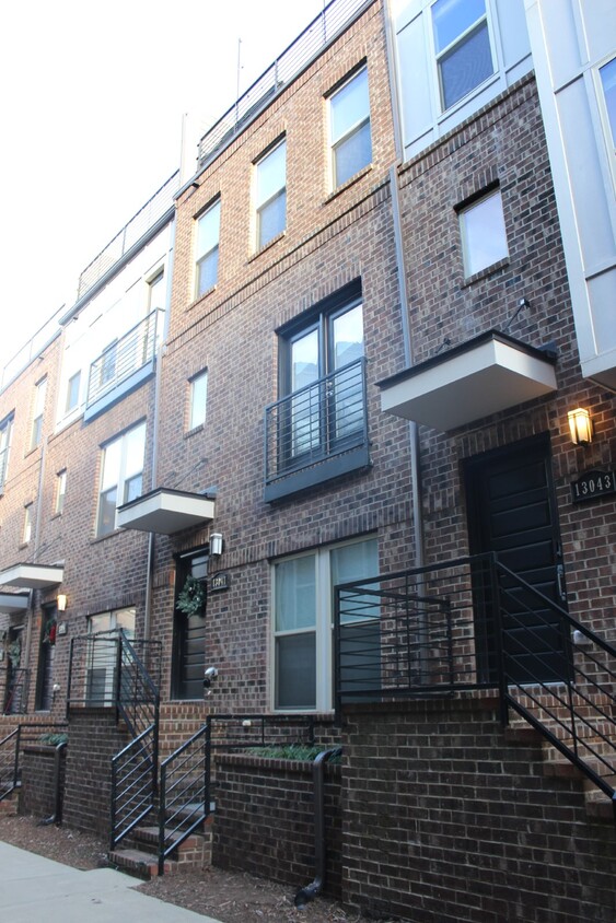 Primary Photo - Chic & Spacious 3-Bed, 3.5-Bath Townhouse ...