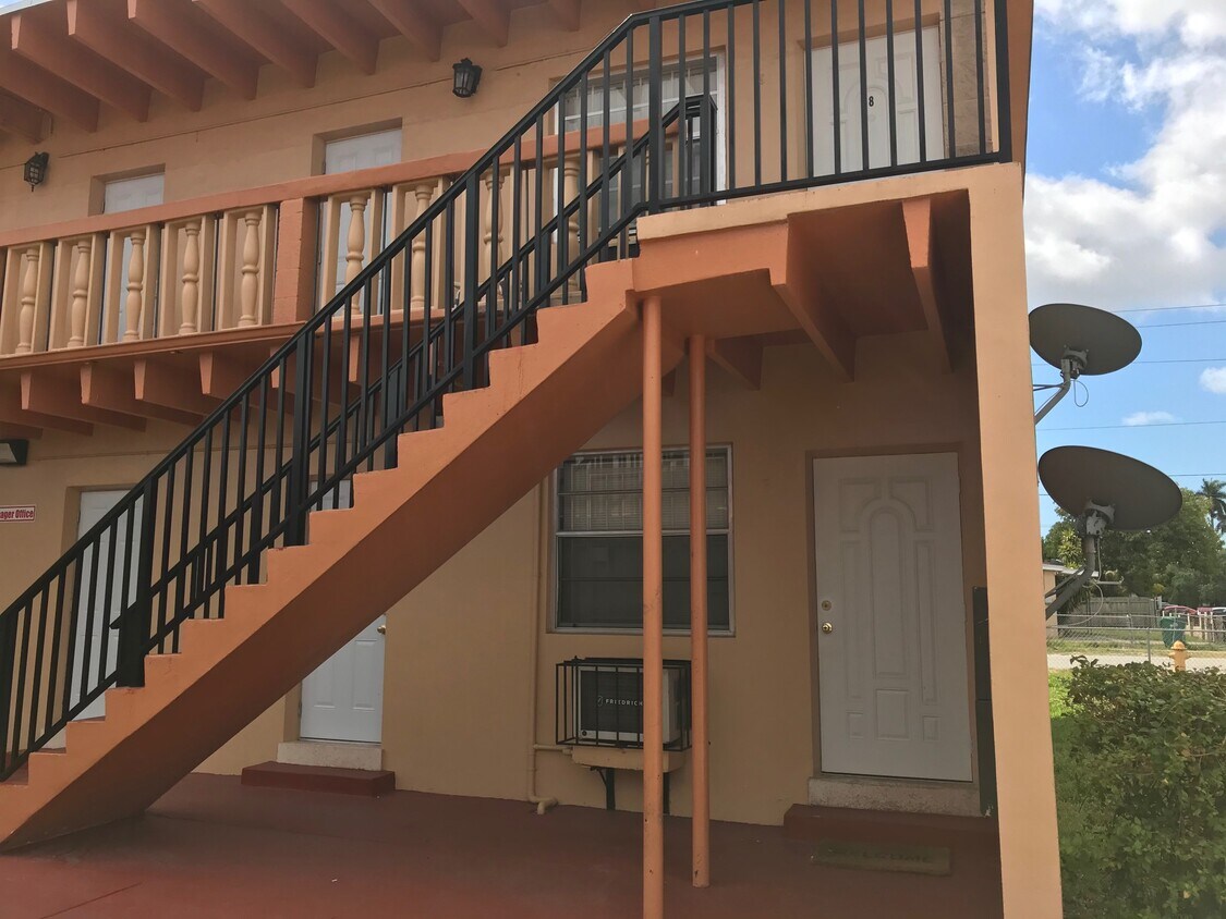 Foto principal - 3525 NW 35th St
