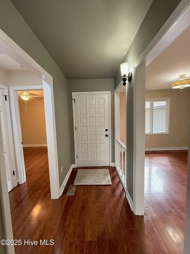 Foto del edificio - 107 E Baywood Ln