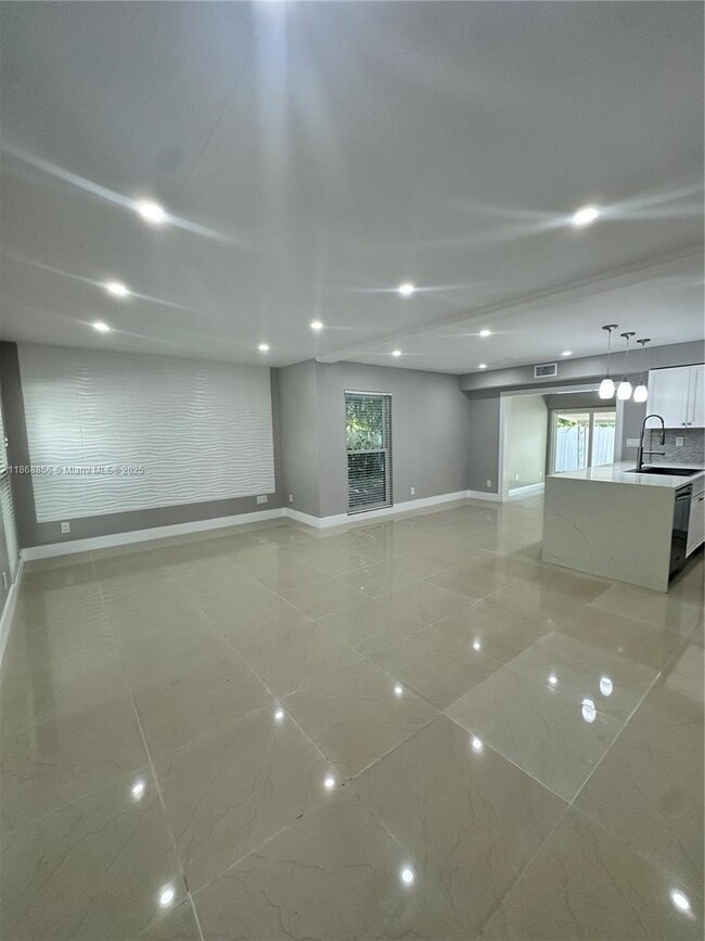 Foto del edificio - 8003 NW 70th Ave