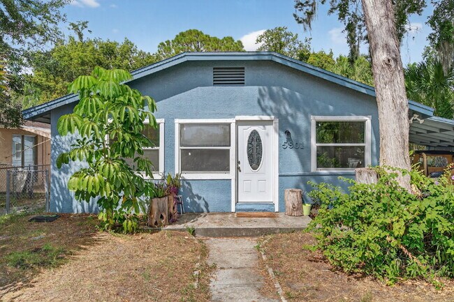 Foto del edificio - Location, Location, location! Large 3 Bedroom, 2 Bathroom Home for rent. This home has recently b...