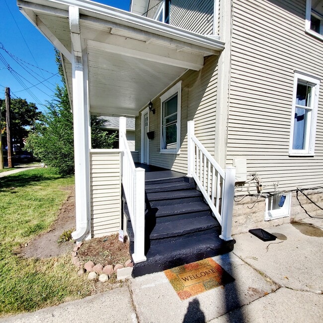 Photo - 327 Leslie St House