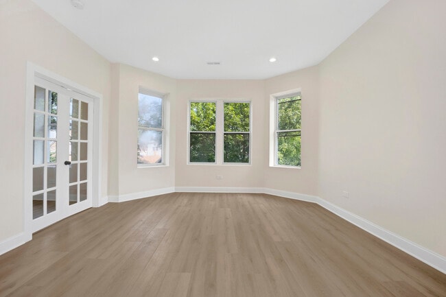 Building Photo - 2021 W Shakespeare Ave