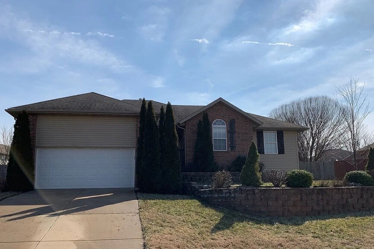 Foto principal - Gorgeous 3 Bedroom, 2 Bathroom Home in Nixa!