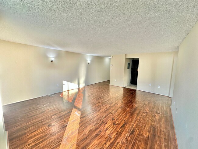 Foto del edificio - Dupont's Pulchritudinous Palladium 1 bedroom Condo w/ Balcony & Pool. All utilities included.