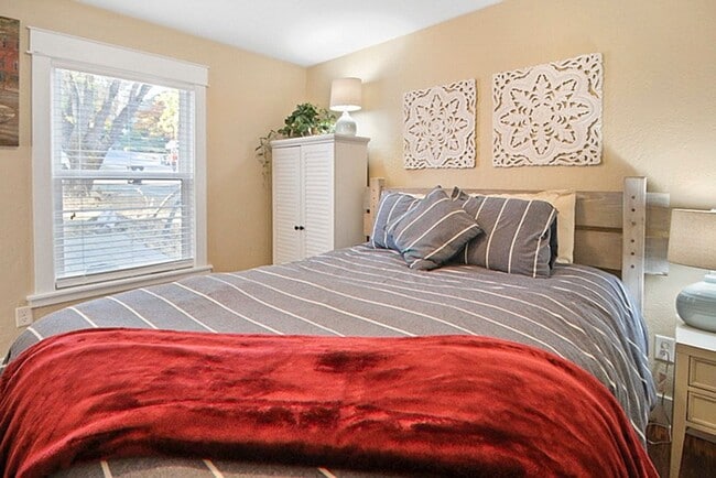 Building Photo - Graham Cottage: Fully furnished cute cotta...