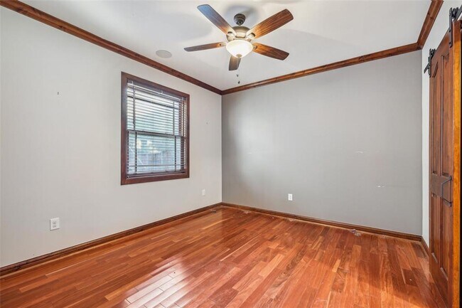 Foto del edificio - 1 bedroom In Unique Duplex East of Downtown