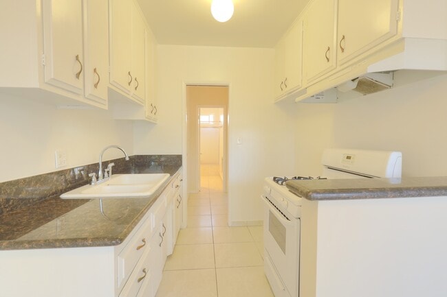Foto del edificio - 4808 Riverton Ave