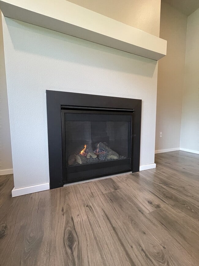 Building Photo - 3 Bedroom / 2.5 Bathroom Townhome - Near Bethany & PCC