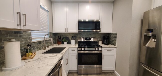 Kitchen - 10010 Olmos Dr