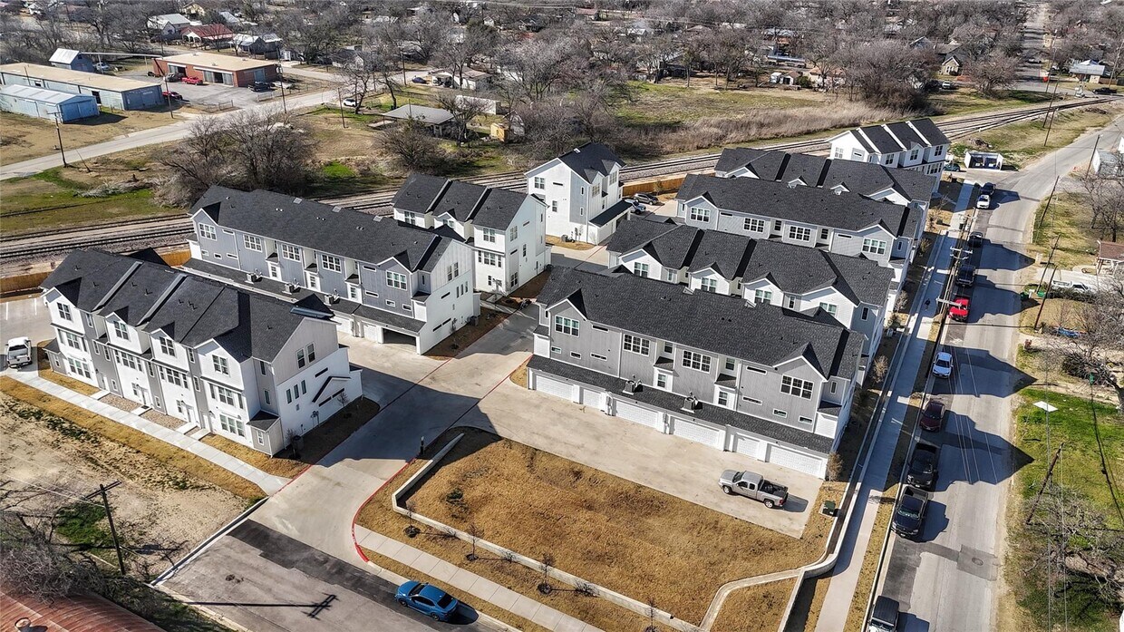 Foto principal - Purple Rail - Townhomes Priced by the Room