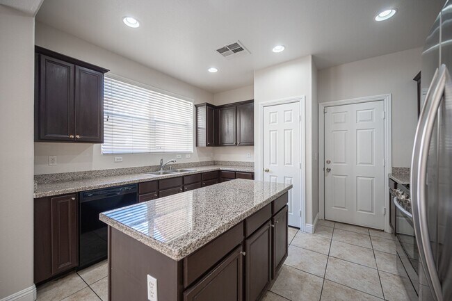 Foto del edificio - Beautiful 4 Bedroom 2.5 bath Home in the Southwest!