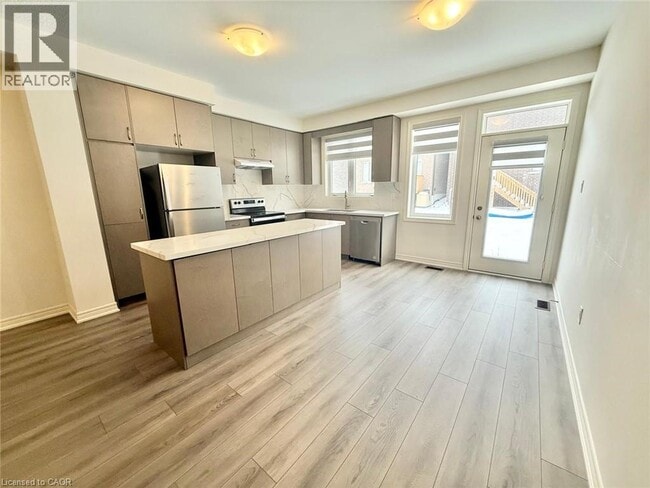 Building Photo - 21 Gledhill Crescent