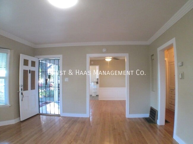 Foto del edificio - 215 E Scott St